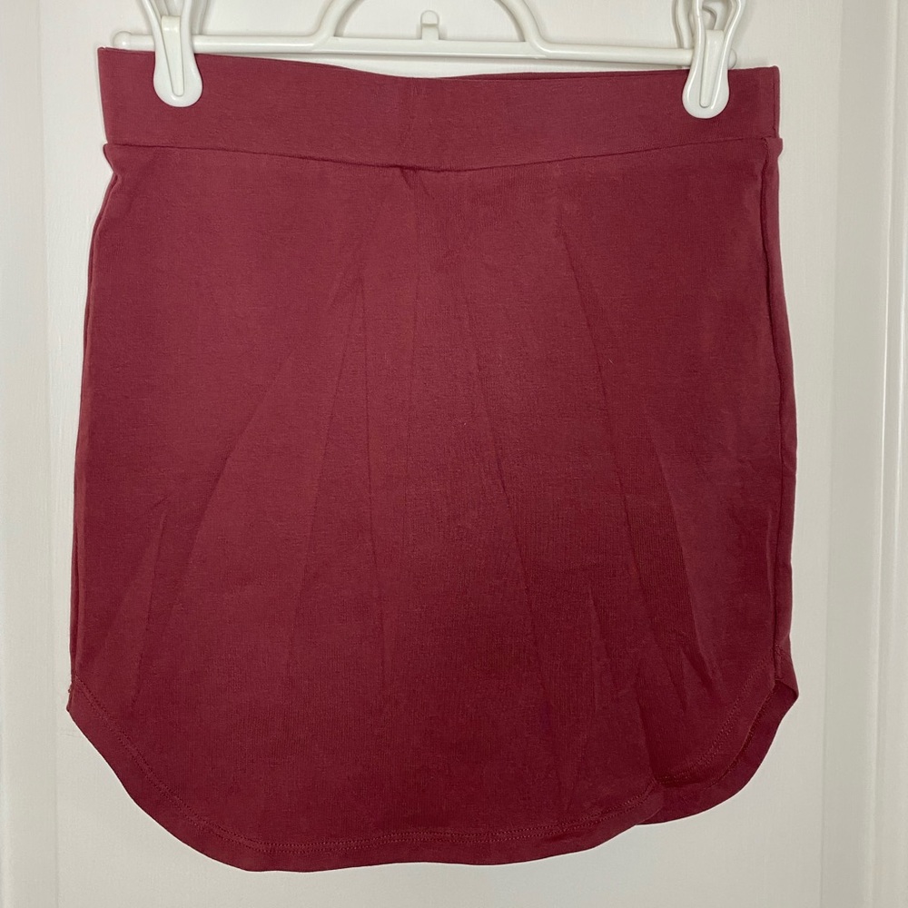 Stretchy pencil skirt curved at the bottom to show off good figure !!!